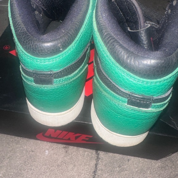 Nike Air Jordan 1 Retro High OG Black Green - Picture 7 of 8